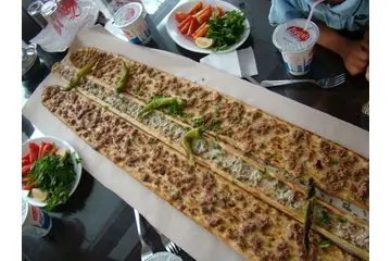 Etli Ekmek Tarifi ve Malzemeleri